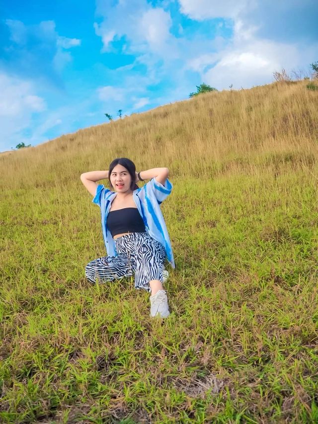 ถ่ายรูปเล่นที่ภูเขาหญ้า ระนอง