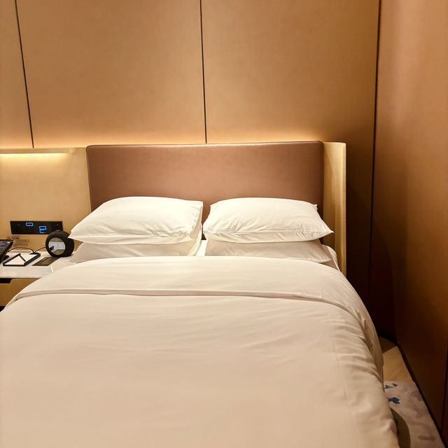 "Renaissance Zhuhai Hotel: Luxury and Comfort in Guangdong Province"