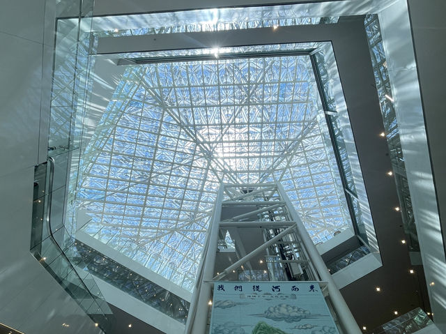 臺南中西區 純白色設計建築就是吸引眼球 臺南市美術館二館