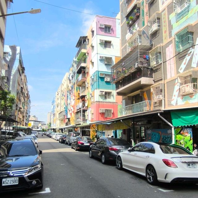 高雄景點！衛武迷迷村，全台最大、最高彩繪村，全台首座大型壁畫社區。