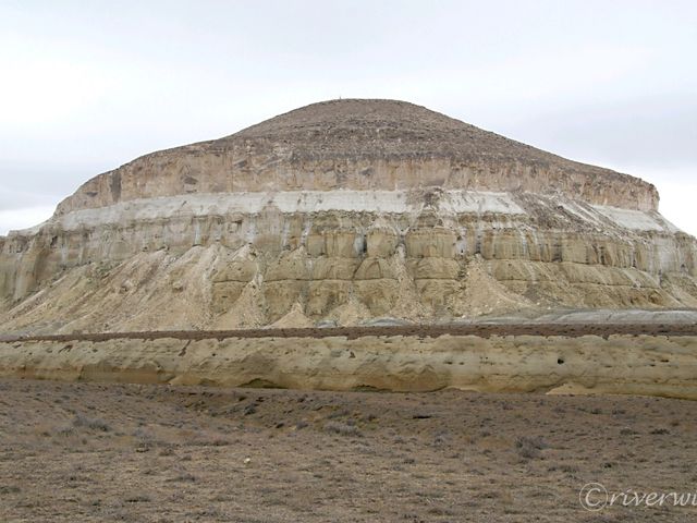 【カザフスタン】白亜の大地！恐竜時代の地層が眠るウスチュルト台地
