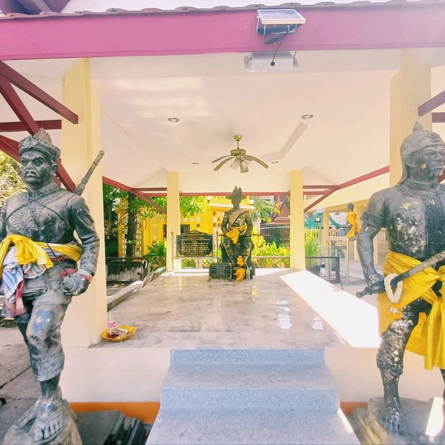 泰國曼谷湄南河畔著名古跡寺廟Wat Suttharam，百年歷史佛像雕塑，適合拍照📸打卡