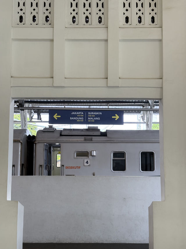 日惹火車站｜白色殖民風建築