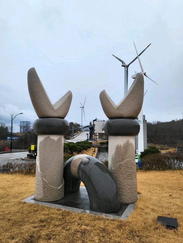독특한 작품들이 전시된 영덕 조각공원