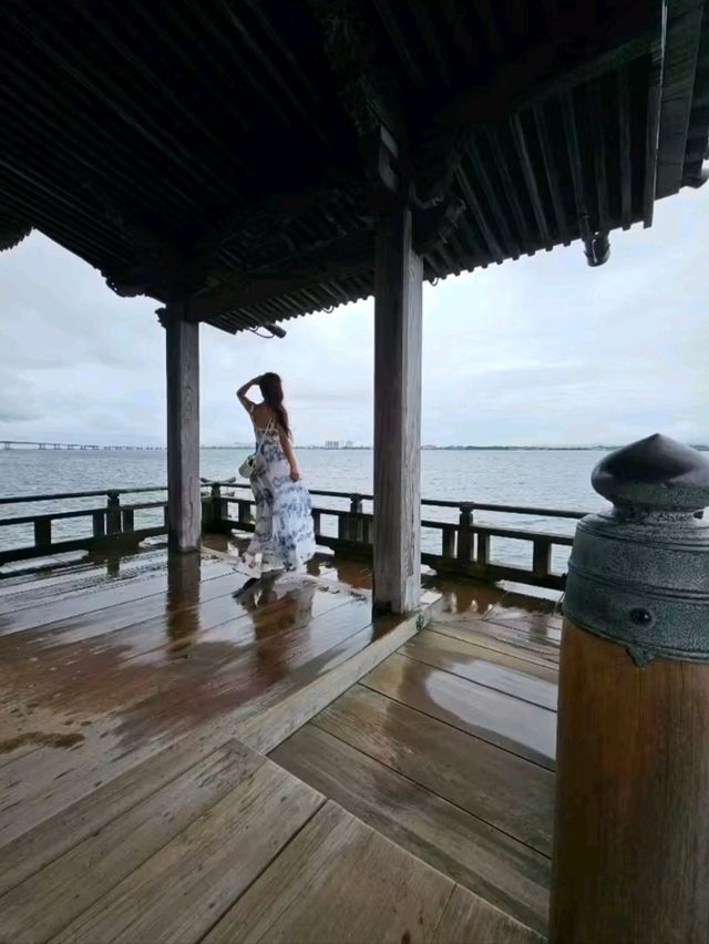 琵琶湖に浮かぶお堂
