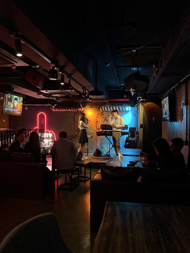 銅鑼灣2層酒吧，任食BBQ🍢特調Cocktails🍸
