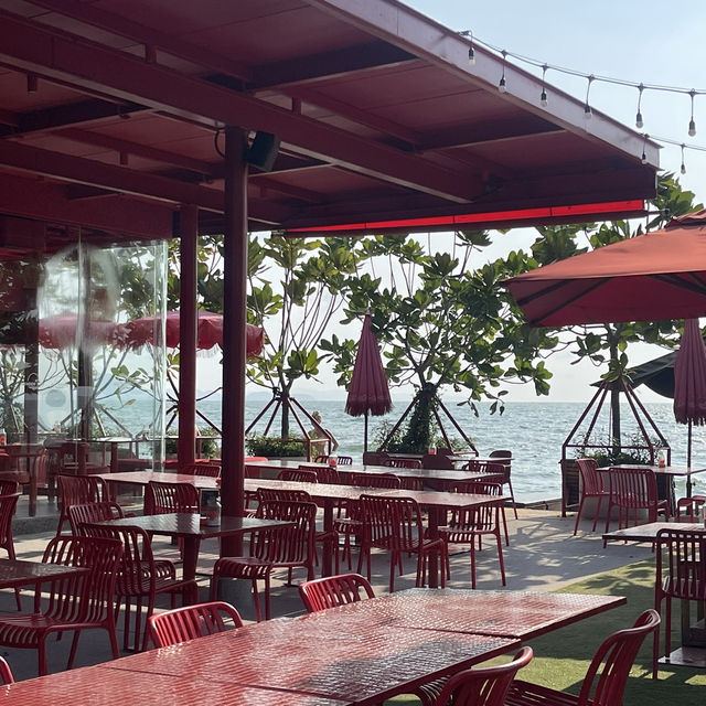 เที่ยวพัทยาต้องแวะร้านนั่งชิวริมหาด 