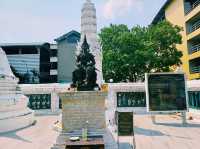泰國曼谷市中心著名地標性寺廟景點：印卓威漢寺，十四世紀古跡寺廟，32米高金色雕像，適合打卡拍照📸冥想