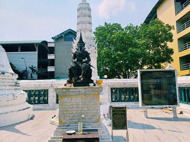 泰國曼谷市中心著名地標性寺廟景點：印卓威漢寺，十四世紀古跡寺廟，32米高金色雕像，適合打卡拍照📸冥想