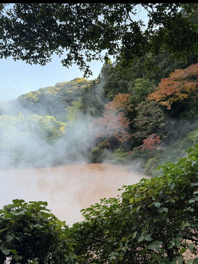 「日本最古の天然地獄『血の池地獄』で赤い熱泥の神秘を体感」