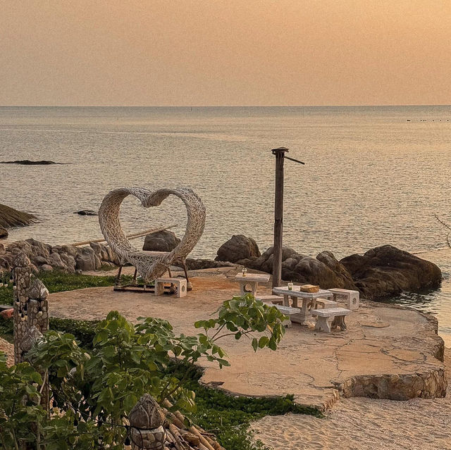 Hidden Lab • Bangsaen, Chonburi  🌊🕍🌅🌸🥂 