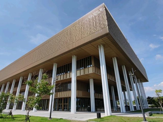 怎麼有一堆白色紙張散落在半空中啊...#臺南圖書館總館- 臺南永康