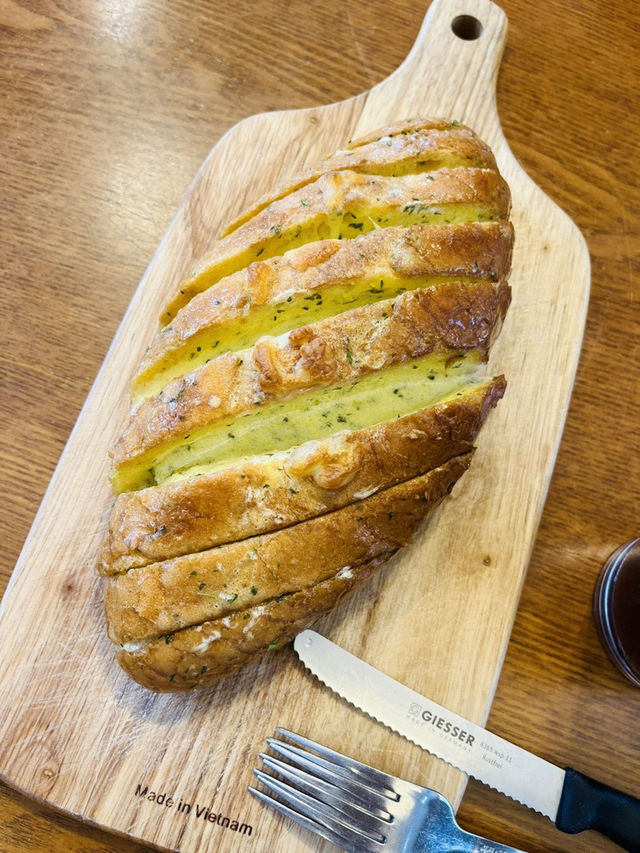  🥖濟州人都在吃的5星級麵包店！ 這間海邊的大蒜法棍一出爐就秒殺，真的香到無法低調！