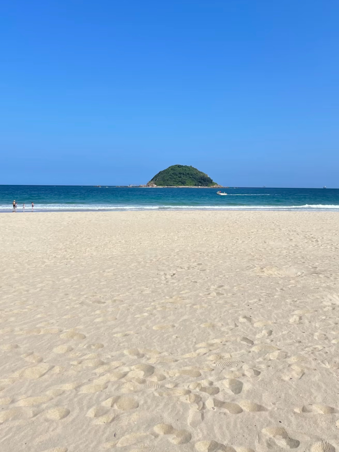 📍Address: Shenzhen Xichong Beach

💞Recommended reasons:
Shenzhen Xichong Beach has a vast sandy beach and clear waters, making it an ideal seaside resort. The beautiful natural environment here is ideal for swimming, sunbathing and various water activities, making it the perfect place to relax.

🗓️Itinerary:
You can start in the morning and head to Xiyong Beach to enjoy the morning sea breeze and the beach. You can swim or play in the sand on the beach and let the children enjoy the fun of the ocean. At noon, you can enjoy a fresh seafood lunch at a nearby seafood restaurant. In the afternoon, you can enjoy water activities such as surfing or kayaking, or relax on the beach and end the day with a beautiful sea view at sunset.

🏖️Environment/Facilities:
Xichong Beach is equipped with shower facilities, rest areas and dining areas for the convenience of tourists. The environment is clean and the beach is spacious, suitable for tourists of all ages, allowing people to fully experience the charm of the ocean.
#ShenzhenXichongBeach #BeachVacation #Watersports #Sunbathing #FamilyGathering #Seafood #Relaxation #BeachFun #Sunset #OutdoorSports
#ShenzhenItinerary