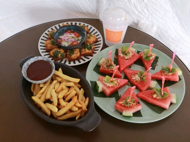 PIER 66 cafe ที่ท่าเรือ Ocean Front Trat 