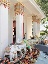 กราบไหว้ของพรที่ ศาลหลักเมือง ปราจีนบุรี