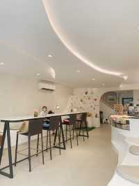 Assava Cafe & Learning Space สีขาวมินิมอล