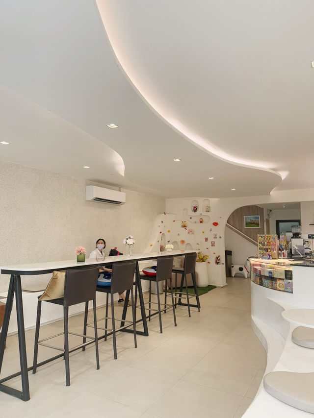 Assava Cafe & Learning Space สีขาวมินิมอล