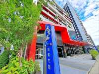 這間旅館根本是飯店界的樂園吧！我們這次入住 #台中水雲端旗艦概念旅館，從房內KTV、按摩浴缸、蒸氣室，到Switch電玩、親子遊樂區，根本捨不得退房！
