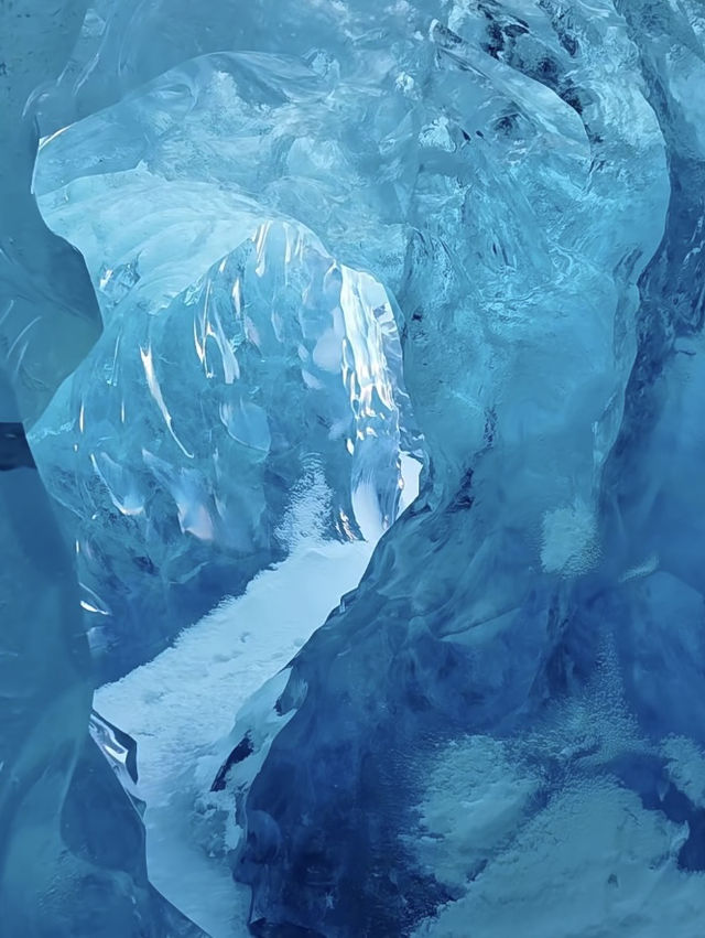 ❄️ 冰島藍冰洞（Blue Ice Caves） — 冰川奇觀中的夢幻世界