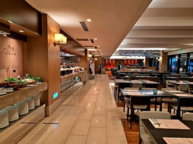 雲品溫泉酒店日月潭二樓的餐廳，以其五大開放式廚房和各式豐盛的美食佳餚聞名