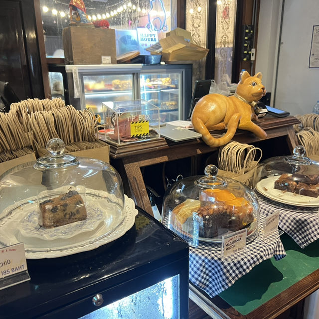อีกา สาทร Café&Restaurant