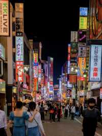 各種絢爛的霓虹燈招牌鋪天蓋地💕新宿歌舞伎町