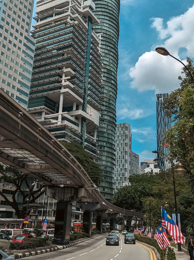 🇲🇾 Kuala Lumpur: A City Where Skyscrapers, Jungles, and Street Markets Coexist 🏙🌴🕌 