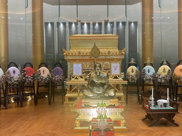 กราบสรีระหลวงพ่อวัดดัง สิงห์บุรี
