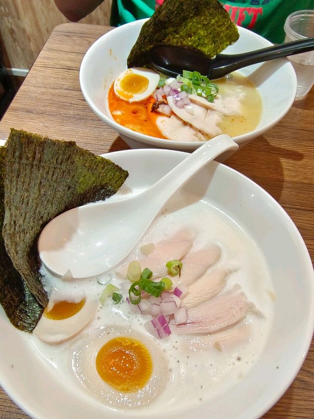 #新莊輔大美食 ，一口入魂雞白湯拉麵&輔大興德屏東夜市豆花