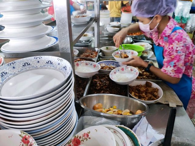 ร้านก๋วยจั๊บเก่าแก่ในตำนานเมืองแปดริ้ว