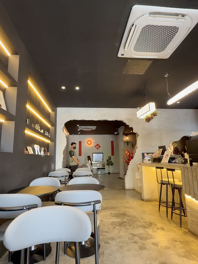 Mochi Cheesecake and Amulet Coffee: Unique Finds at Soeurs Coffee