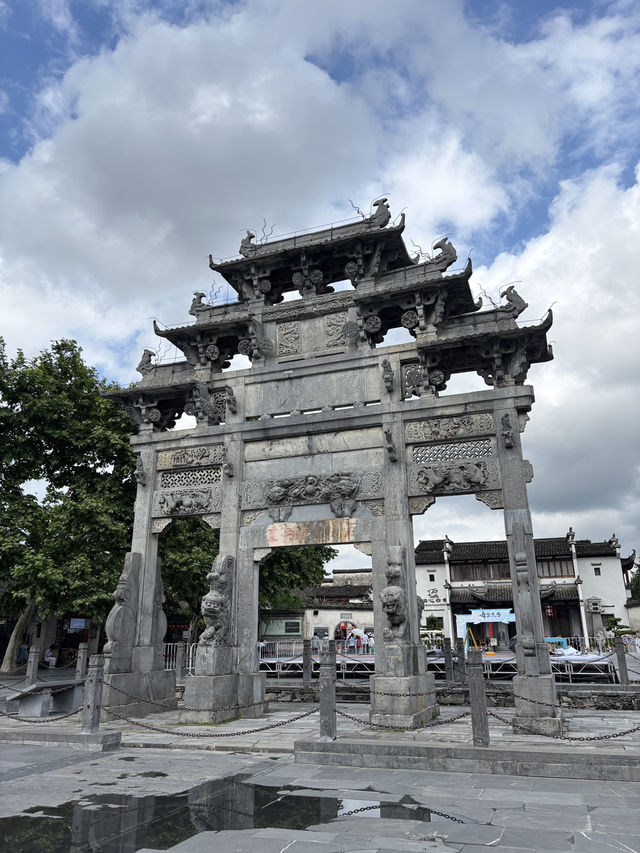 古き良きのどかな村の風景に出会う西逓