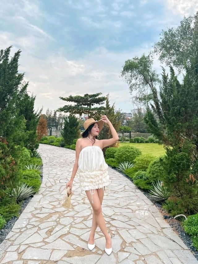Quán cà phê vibe châu Âu đẹp như resort mới toanh vừa xuất hiện tại Sài Gòn