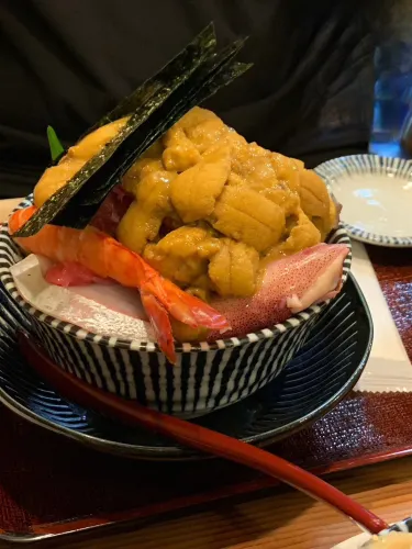 江戸富士の海鮮丼は富士山のように盛り付けられた海鮮が特徴です。
