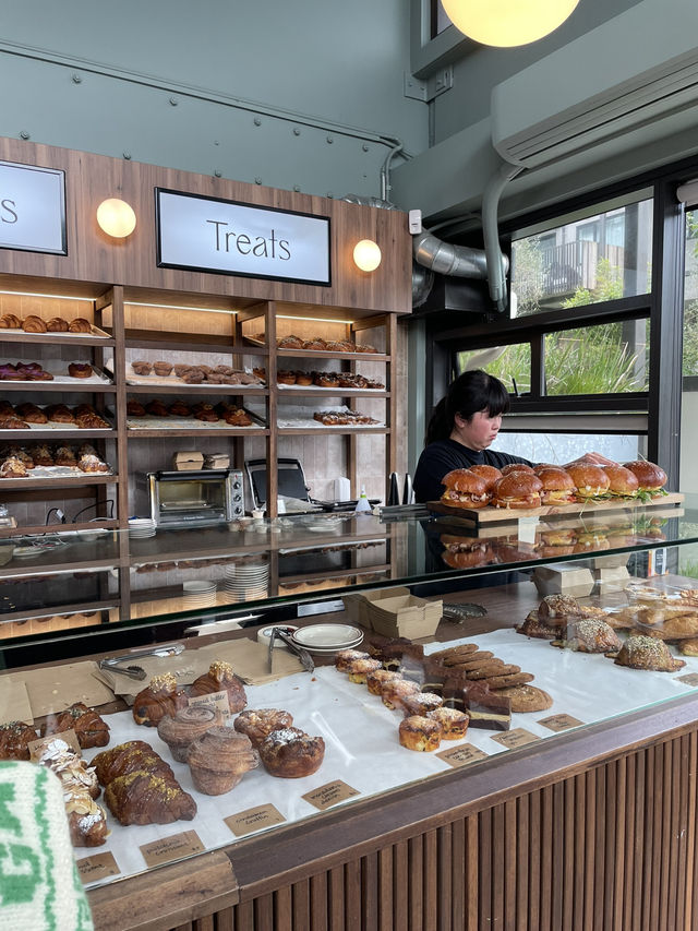 紐西蘭｜奧克蘭｜隱藏版的早晨味蕾驚喜：MIBO Bakery 必吃可頌＆驚艷培根蛋堡！