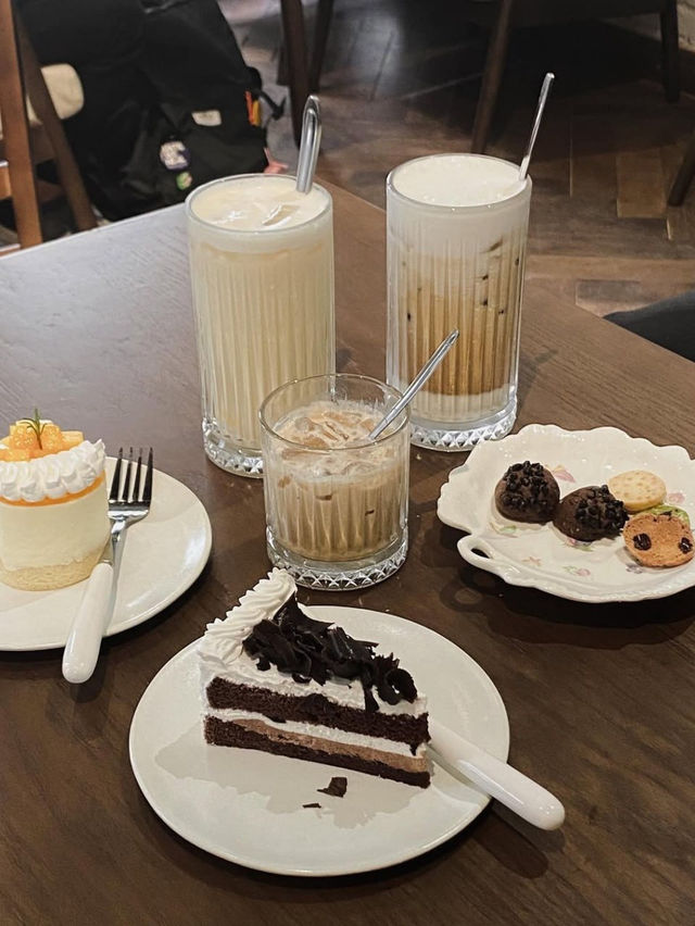 P Moments Patisserie & Coffee