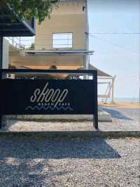 Skoop Beach Café Pattaya เป็นคาเฟ่ริมหาดแบบมินิมอล