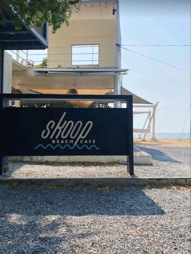 Skoop Beach Café Pattaya เป็นคาเฟ่ริมหาดแบบมินิมอล