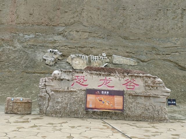 Maze of Dragon Bones: Dinosaur Valley in Devil City
