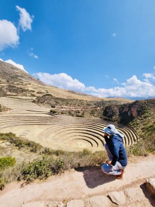 Cusco: The capital of the Inca Empire, a city where Inca and Spanish colonial architecture coexist.

Moray is one of them.

A unique Inca ruins located in the Sacred Valley region near Cusco, Peru. It consists of huge circular terraces and is widely known as the agricultural experiment site of the Inca civilization.

Sacred Valley (Urubamba Valley): The center of Inca agriculture and religious ceremonies, various ruins and traditional villages remain.

The most mysterious place is the salt pans here.
Salinenas!!

A unique terraced salt pan located in a mountain valley at an altitude of about 3,300m. This area was originally a sea area long ago, and when the area was uplifted, salty water rose from underground, and the Incas used it to create about 3,000 small terraced ponds to produce salt.

#Peru #Salinenas

Terracing is a traditional agricultural technique that is very effective in soil protection and erosion prevention by cutting sloping hillsides into terraced farmland.

Soil erosion preventionTerracing significantly reduces soil erosion by preventing rainwater from quickly flowing down the slope. Each terrace temporarily holds rainwater, increasing infiltration time and minimizing soil loss.

Water and nutrient conservation Flat farmland is formed at each terrace, allowing rainwater to permeate evenly and preventing moisture and nutrients in the soil from easily escaping, which is beneficial for crop growth.

Irrigation and Drainage Systems Terraced farming involves installing drainage ditches and irrigation systems to prevent water from pooling on each terrace, reducing the risk of flooding and landslides, and preventing the soil from becoming too wet or washed away.

#PeruTravel #SaltFish #CuscoTravel #Moray #CuscoCathedral