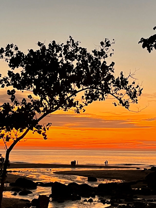 🌅 Sunset at Tanjung Aru – KK’s Golden Hour You’ll Never Forget 🌴✨