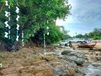 เดินเล่นชายหาดอ่าวยน ภูเก็ต