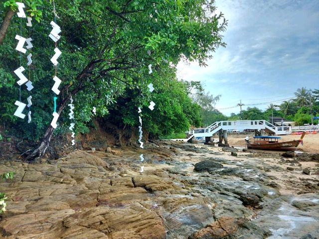 เดินเล่นชายหาดอ่าวยน ภูเก็ต