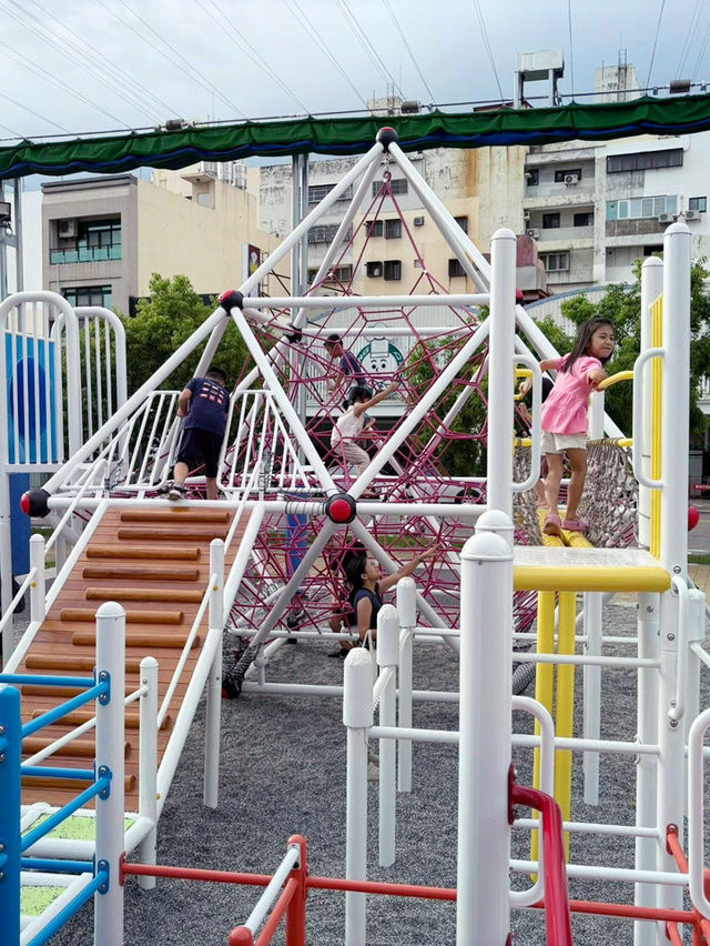 台南最新特色公園 市區易停車 組合式攀爬網 讓孩子放電到腿軟！