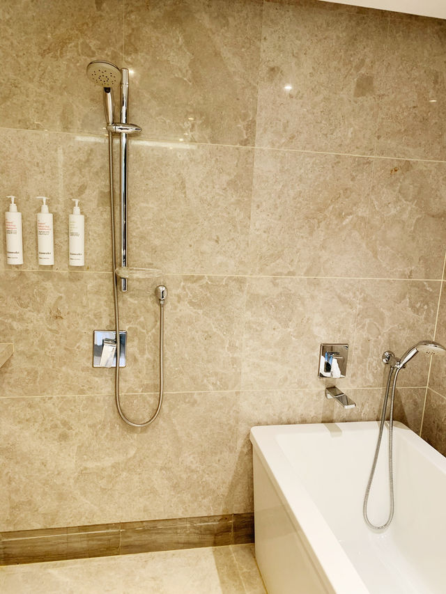 オーチャードの中心で極上のくつろぎを — Singapore Marriott Tang Plaza Hotel