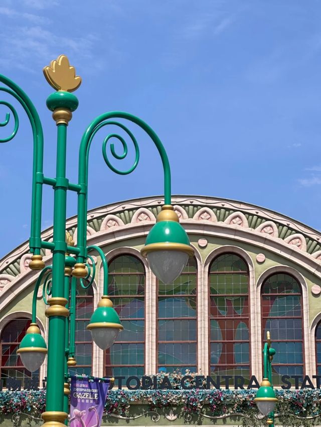 Tiny Tiaras & Toy Soldiers: The Best of Shanghai Disneyland for Kids