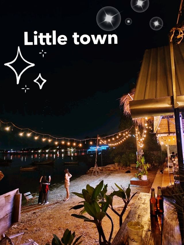 คาเฟ่และนั่งชิวริมหาดที่ Little town ศรีราชา