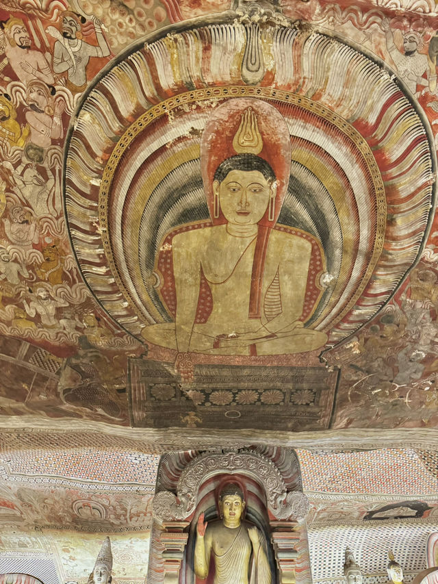 スリランカで仏教の聖地といえばここ!【ダンブッラ石窟寺院】🛕✨ スリランカで仏教の聖地といえばここ!【ダンブッラ石窟寺院】🛕✨
