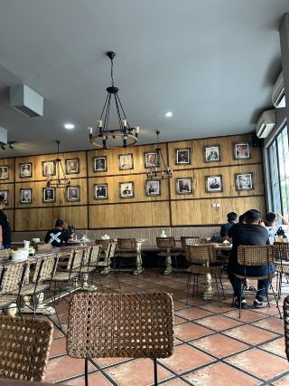 다양한 참치 요리의 집, 가딩 서르퐁의 Tuna House Manado